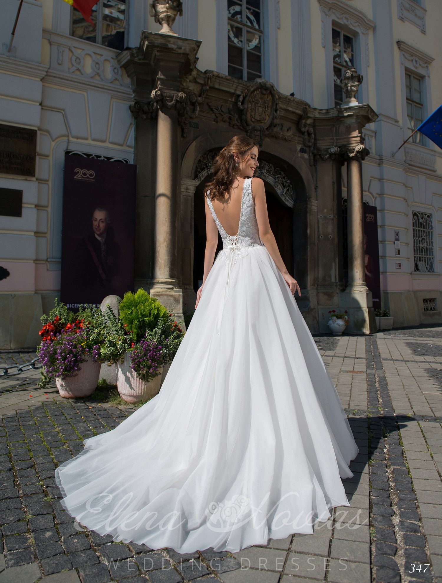 Свадебное платье с открытой спиной и глубоким декольте
